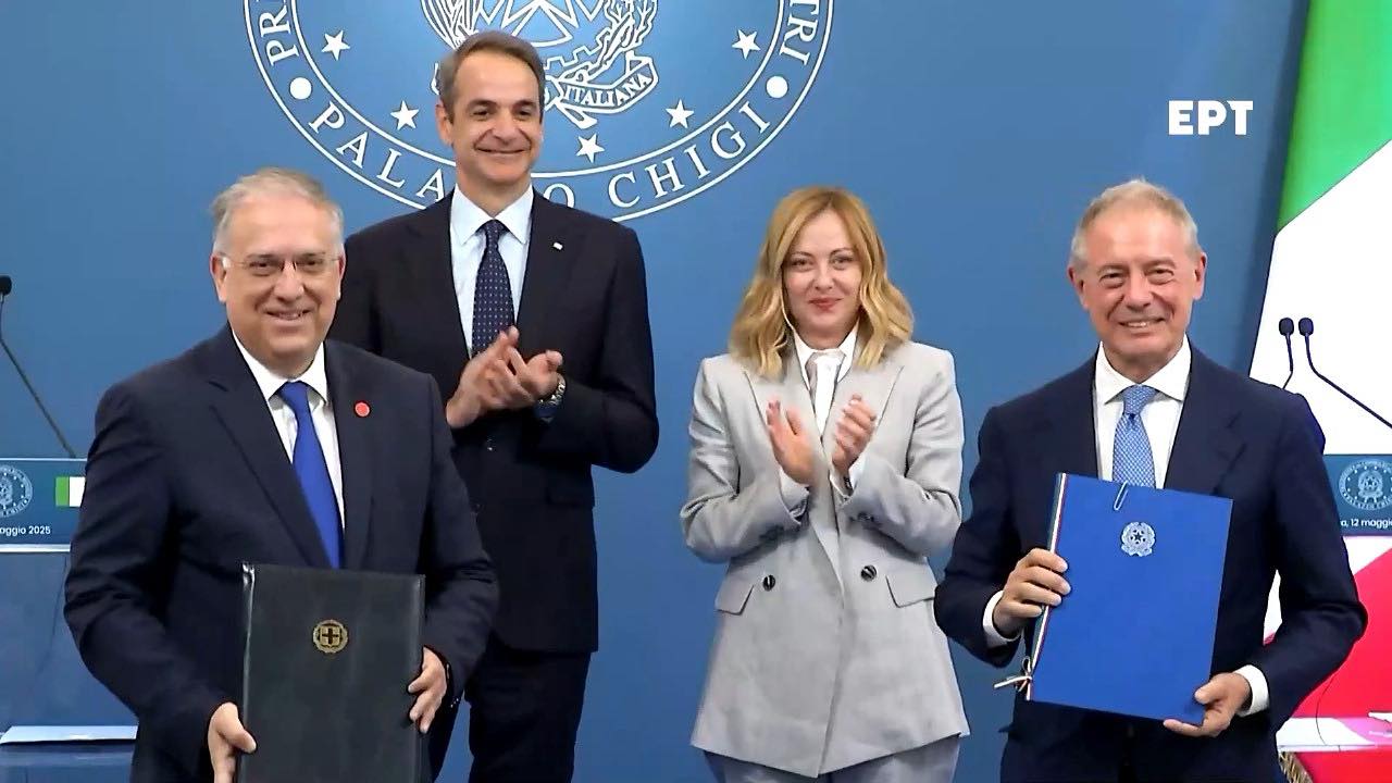 Υπογραφή Μνημονίου Συνεργασίας Ελλάδας – Ιταλίας από τον υπουργό Ανάπτυξης, Τάκη Θεοδωρικάκο και τον Ιταλό υπουργό Επιχειρήσεων και Made in Italy, Adolfo Urso